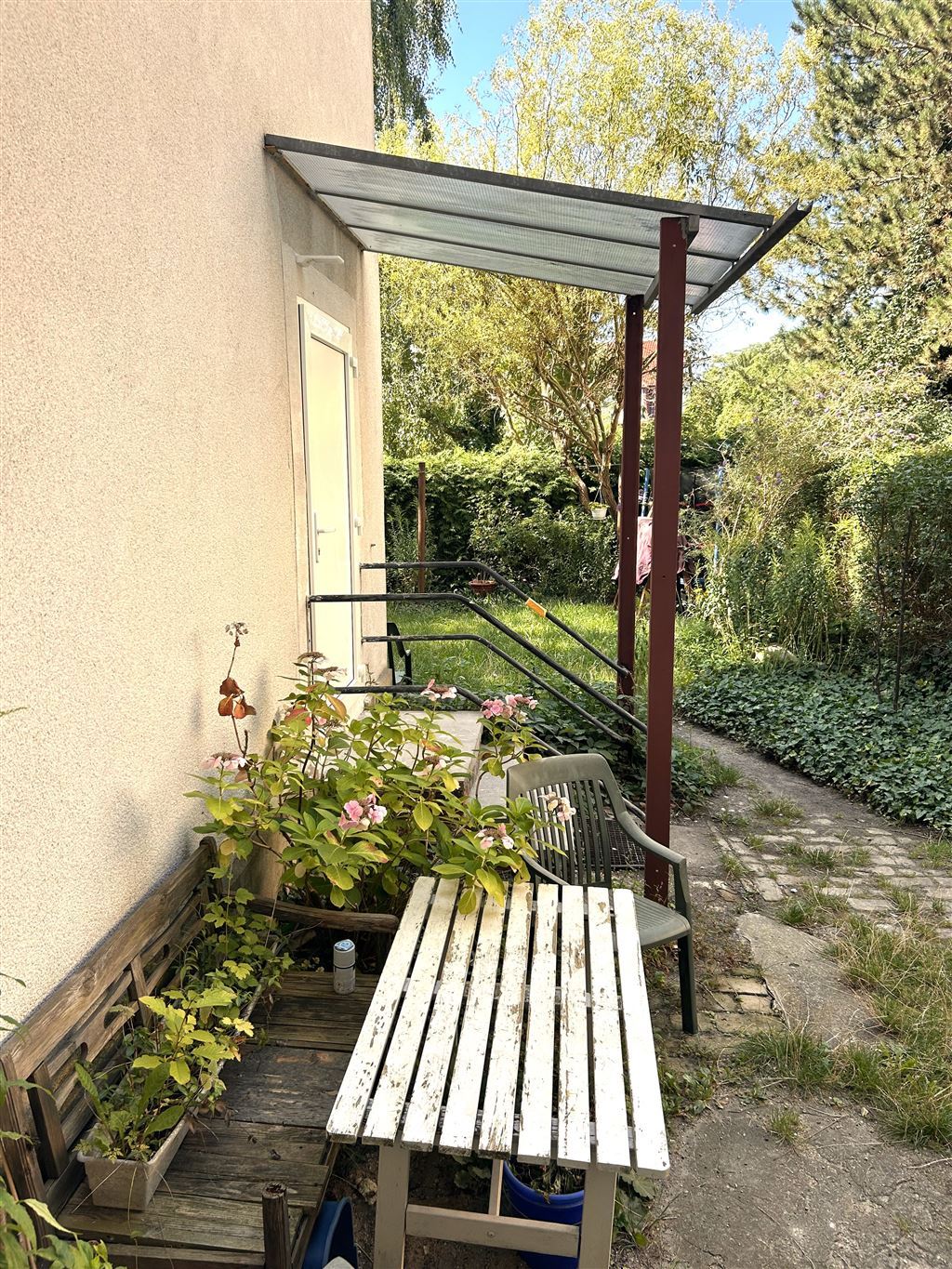 Blick Hof und Eingang zum Garten