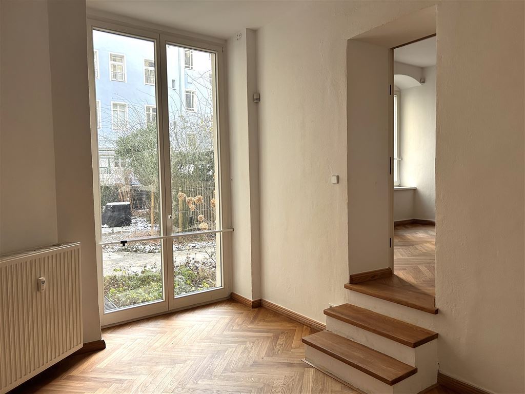 Durchgangsraum mit Ausgang Innenhof