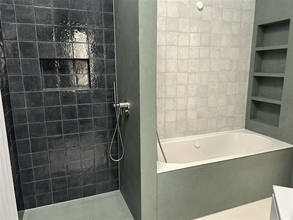 ...Dusche und Wanne und...