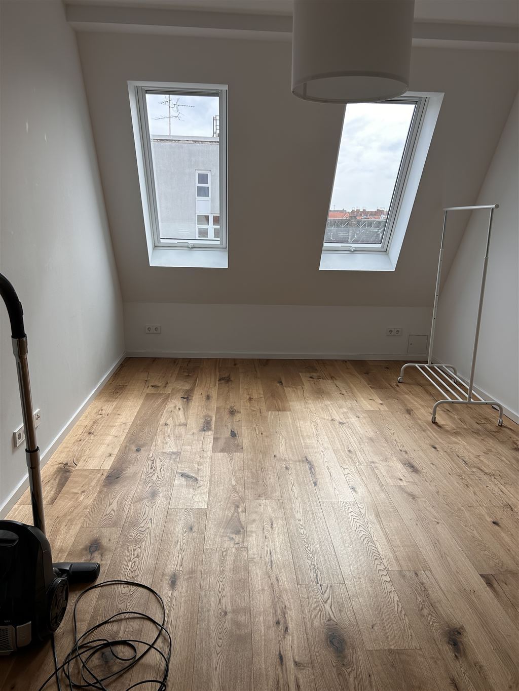 Eins der beiden Zimmer nach vorne