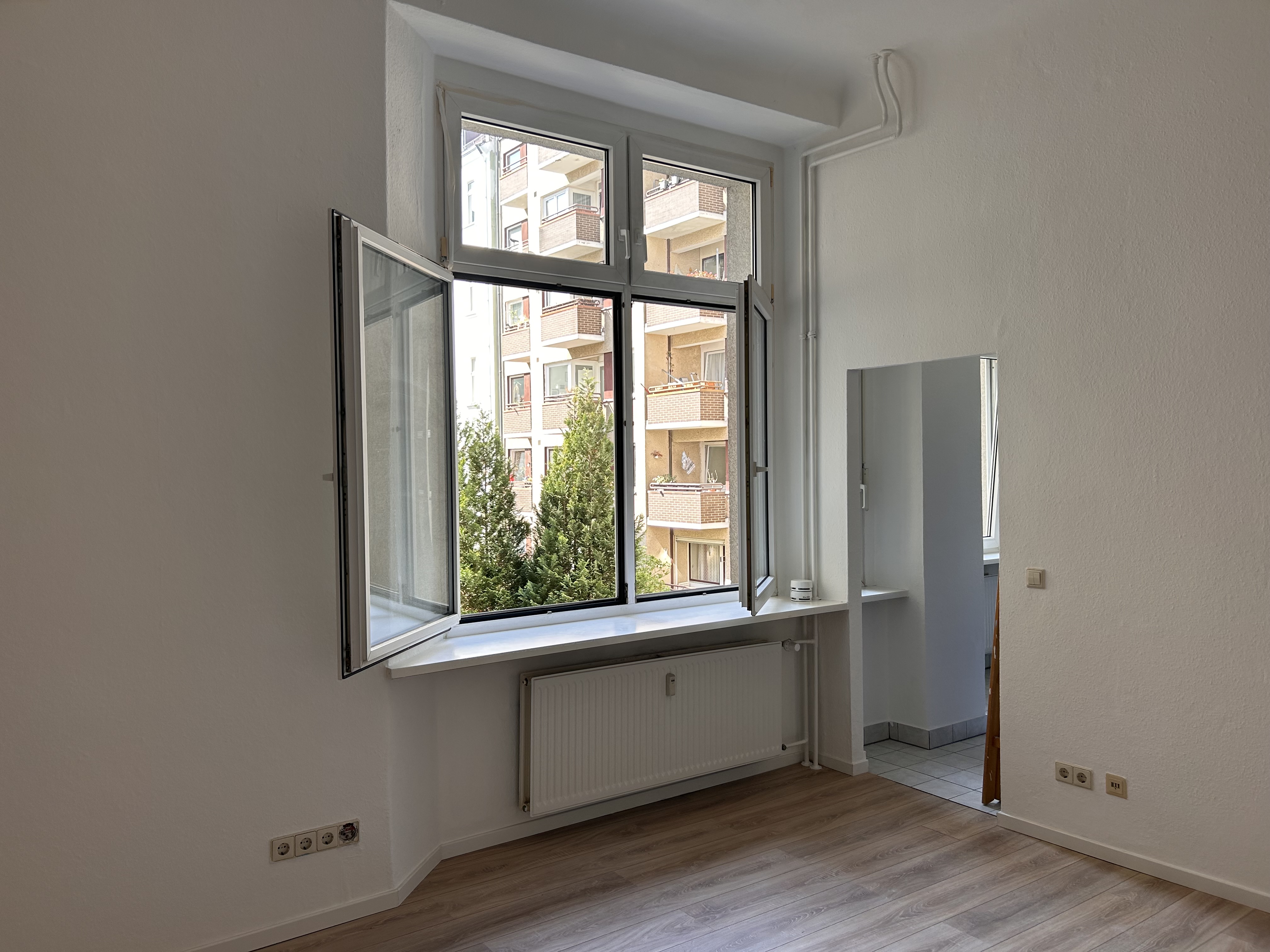 Großes Fenster zum Hof