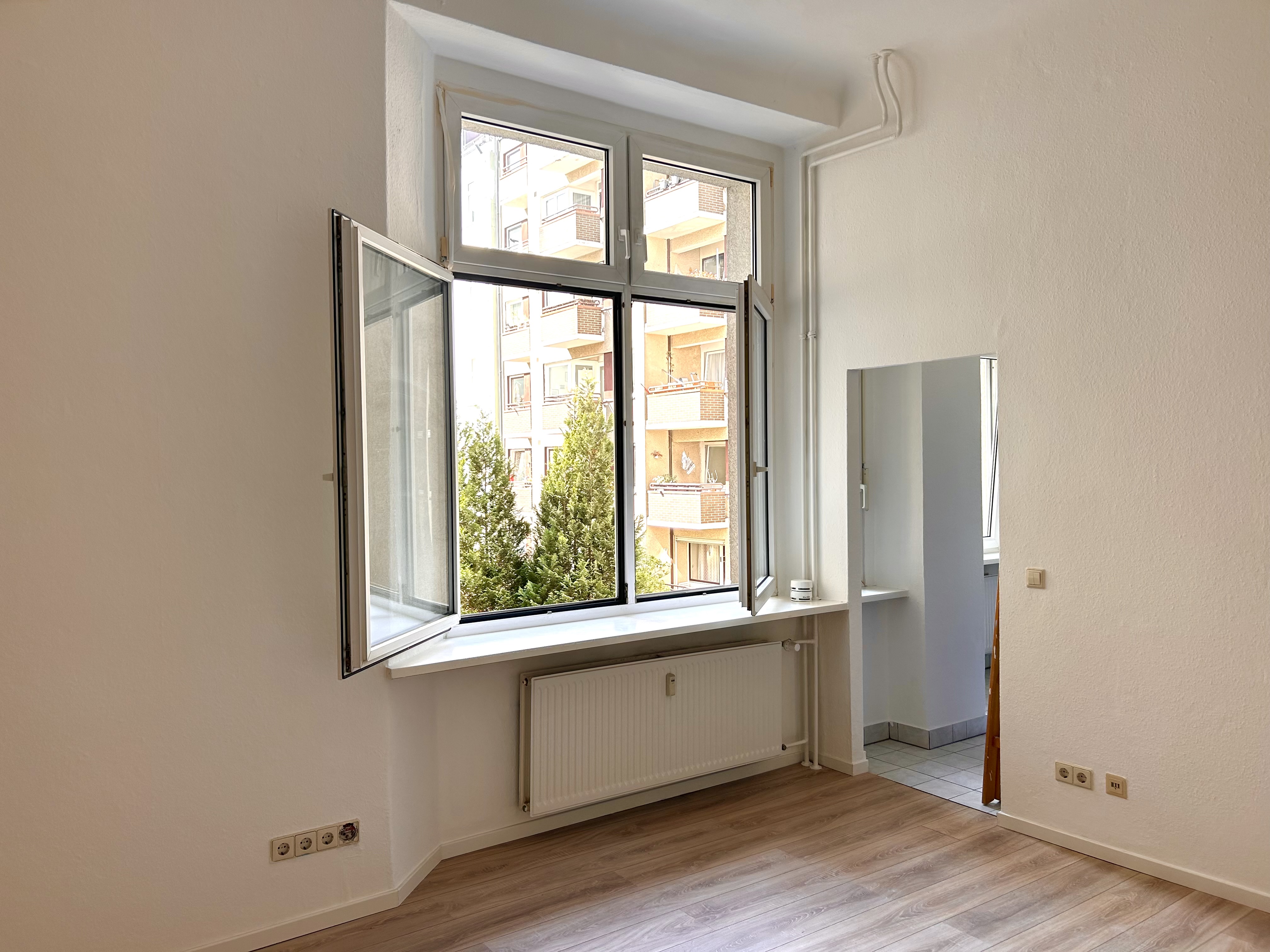 Großes Fenster zum Hof