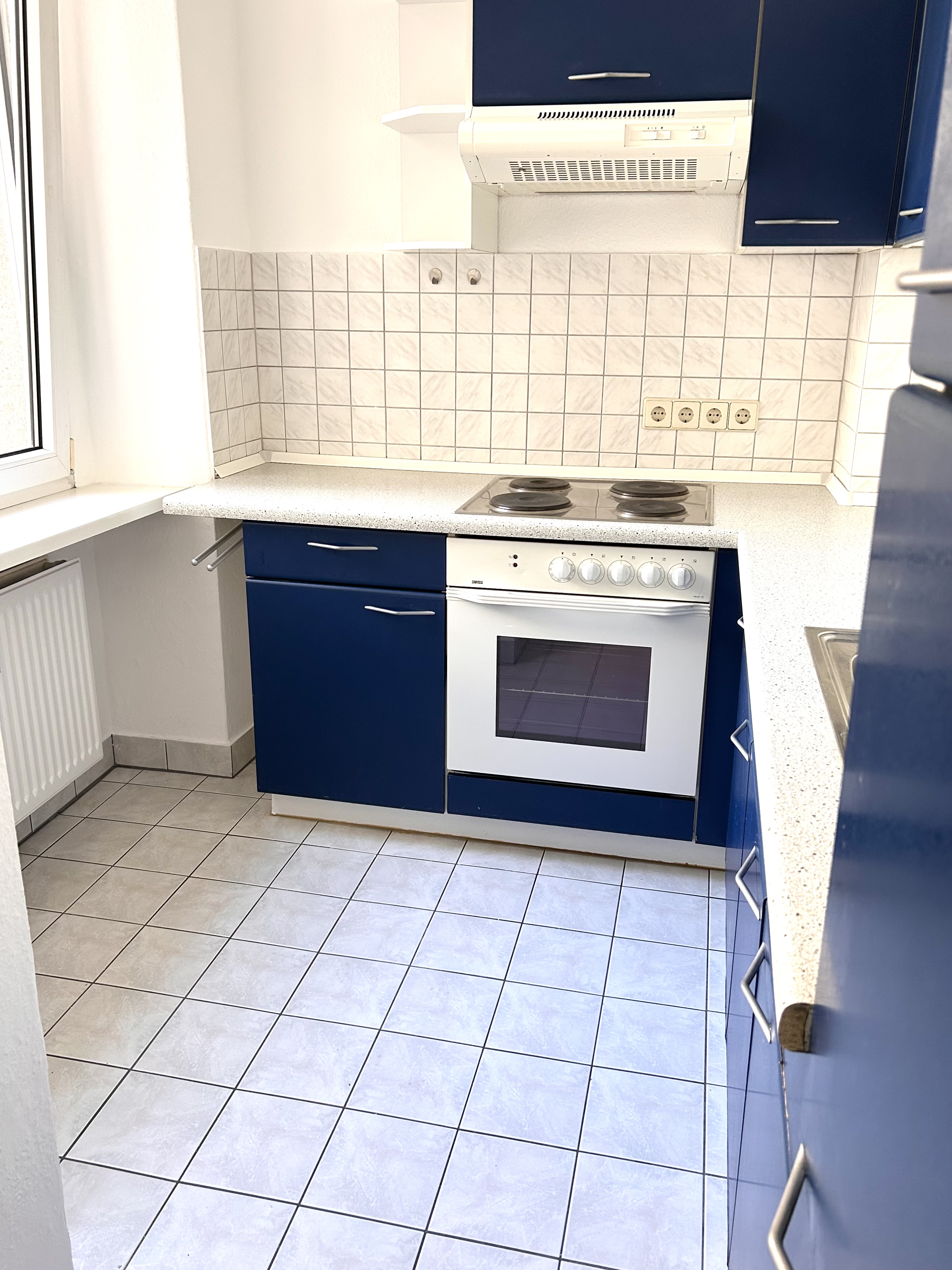 Helle Küche mit kleiner Sitzecke