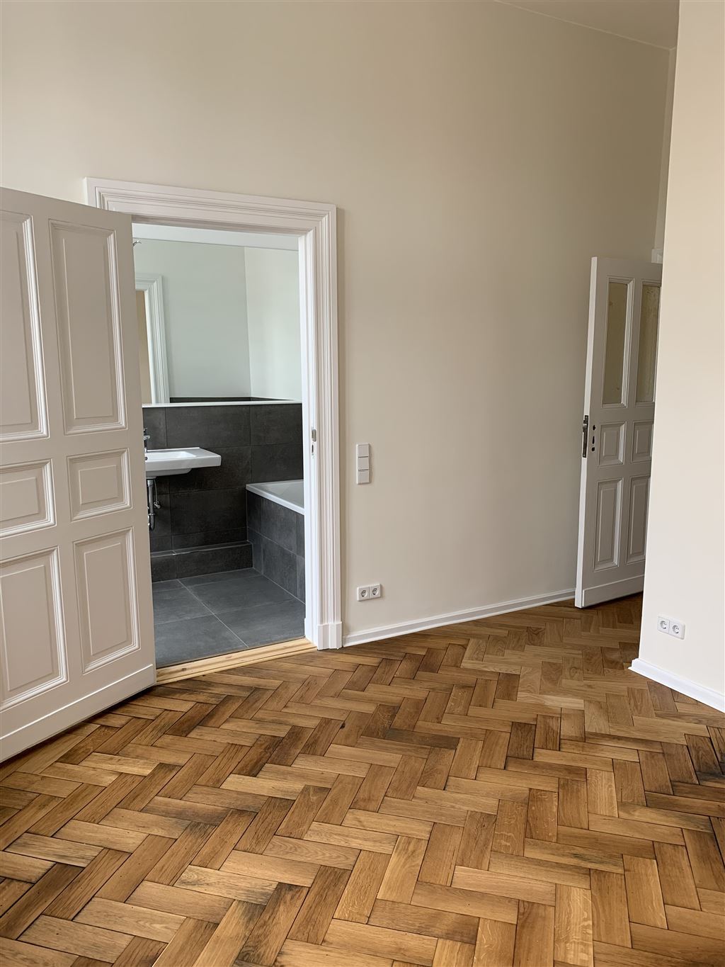 Großes Schlafzimmer mit Bad ensuite
