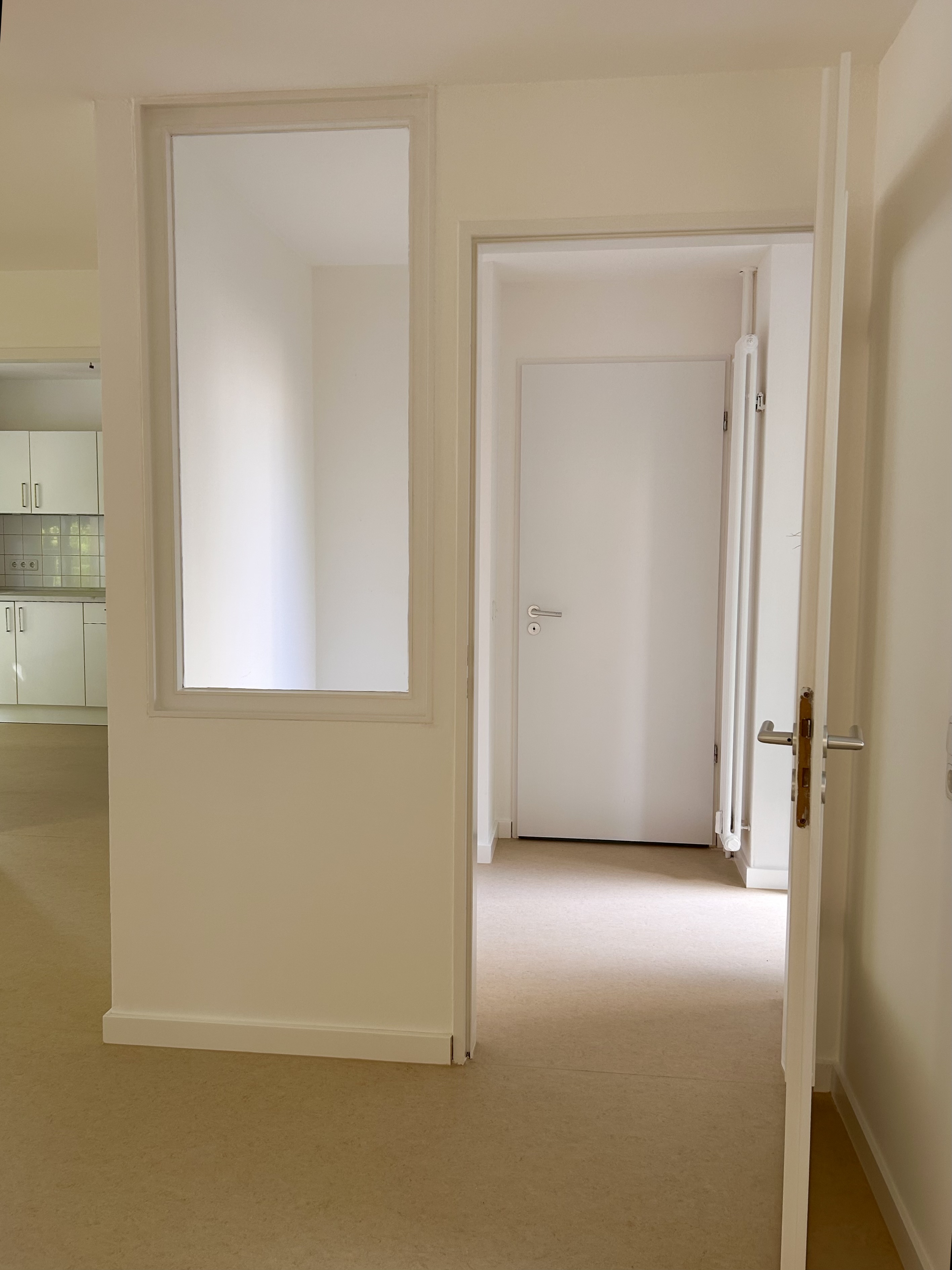 Blick Wohnraum Ausgang und Bad
