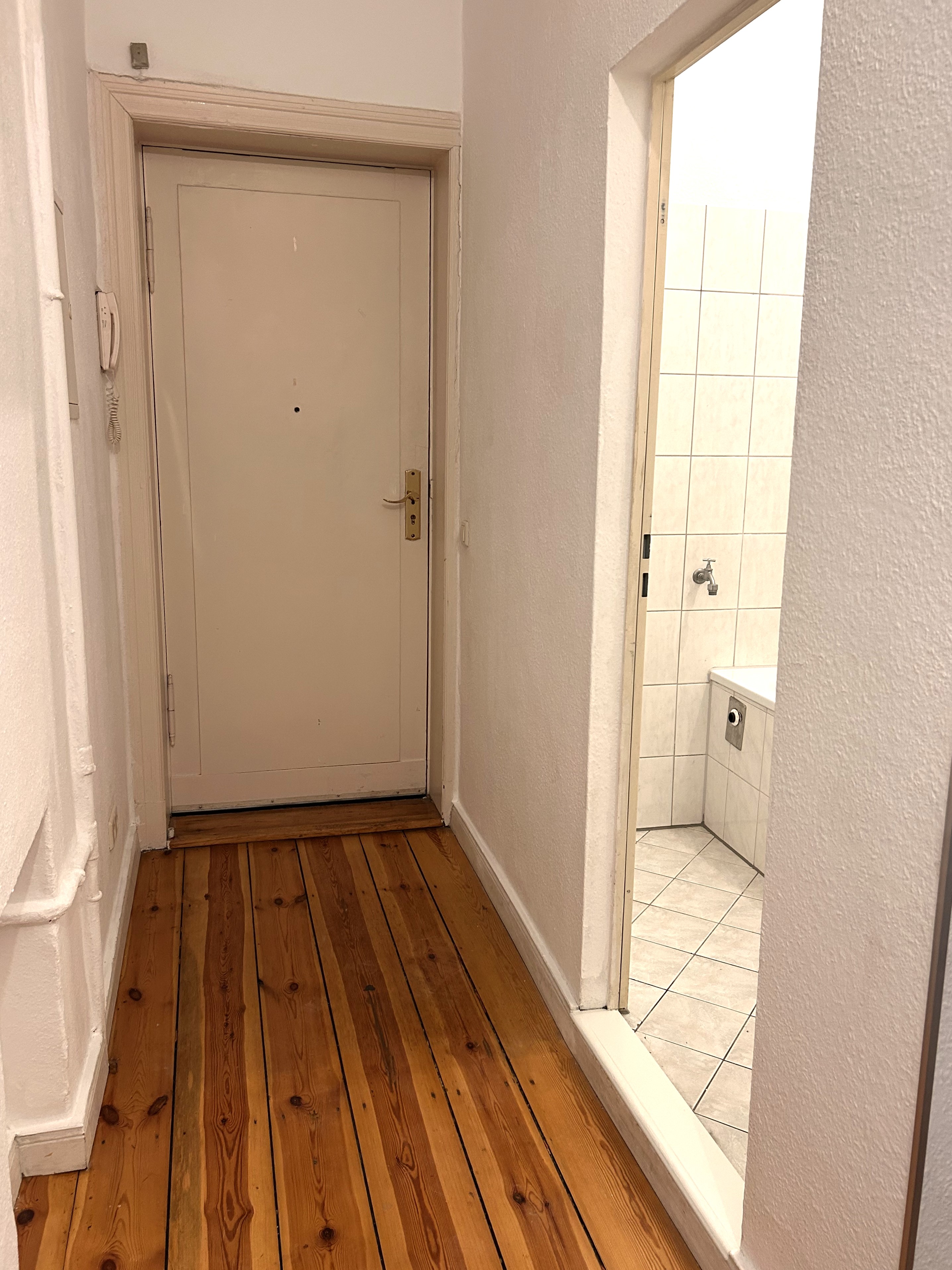 Blick Ausgang und Bad