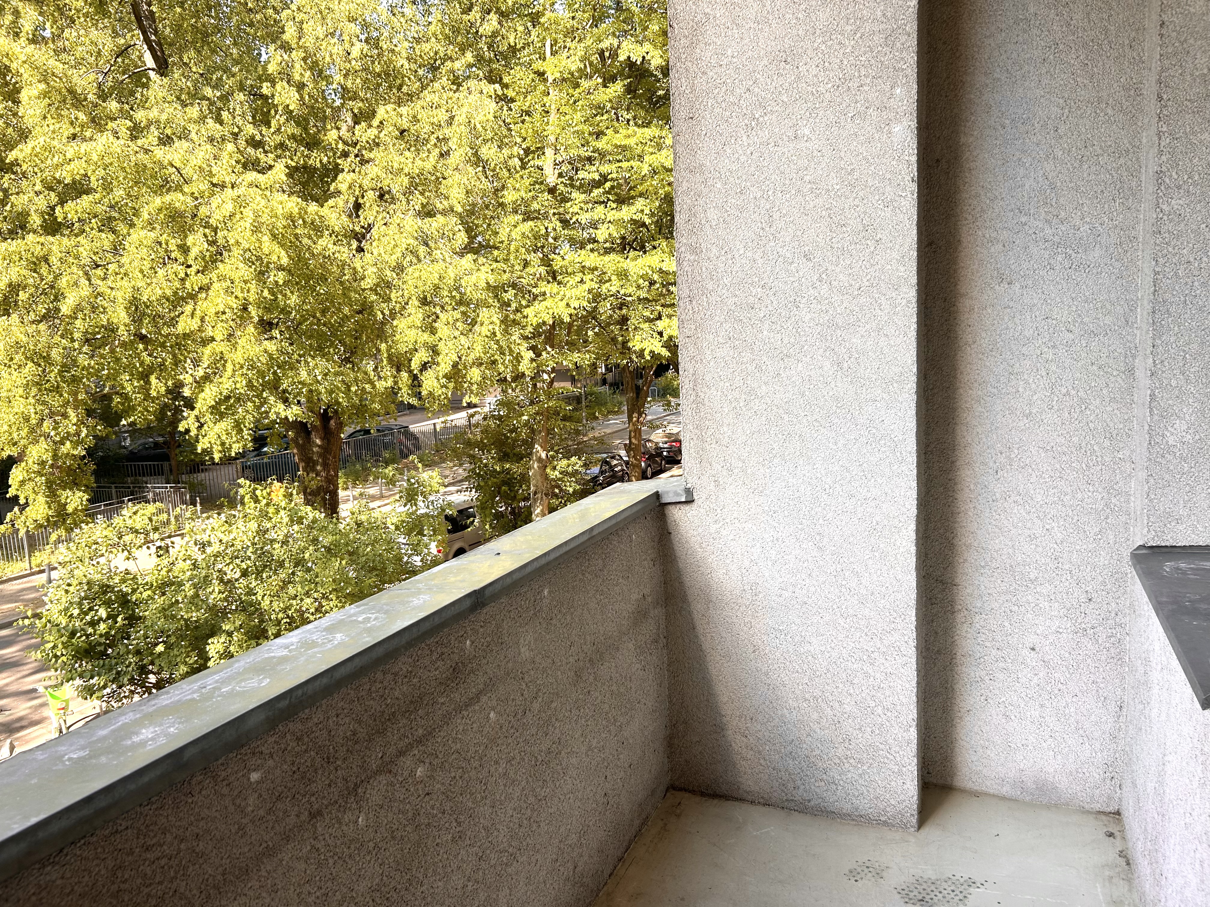 Schöne Loggia mit Blick auf die ruhige Straße