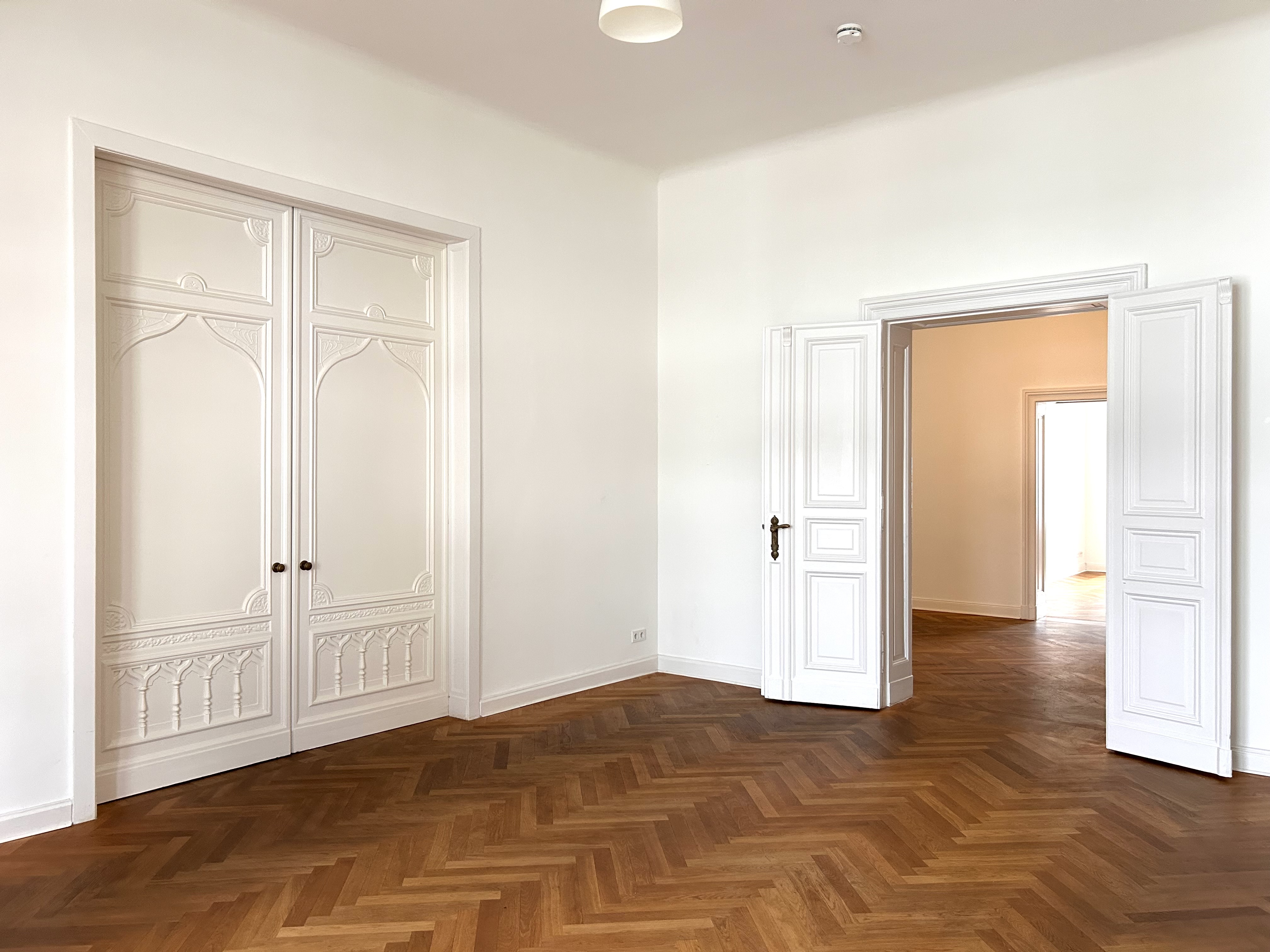 Zimmer 1 mit Schiebetür zum Wohnraum