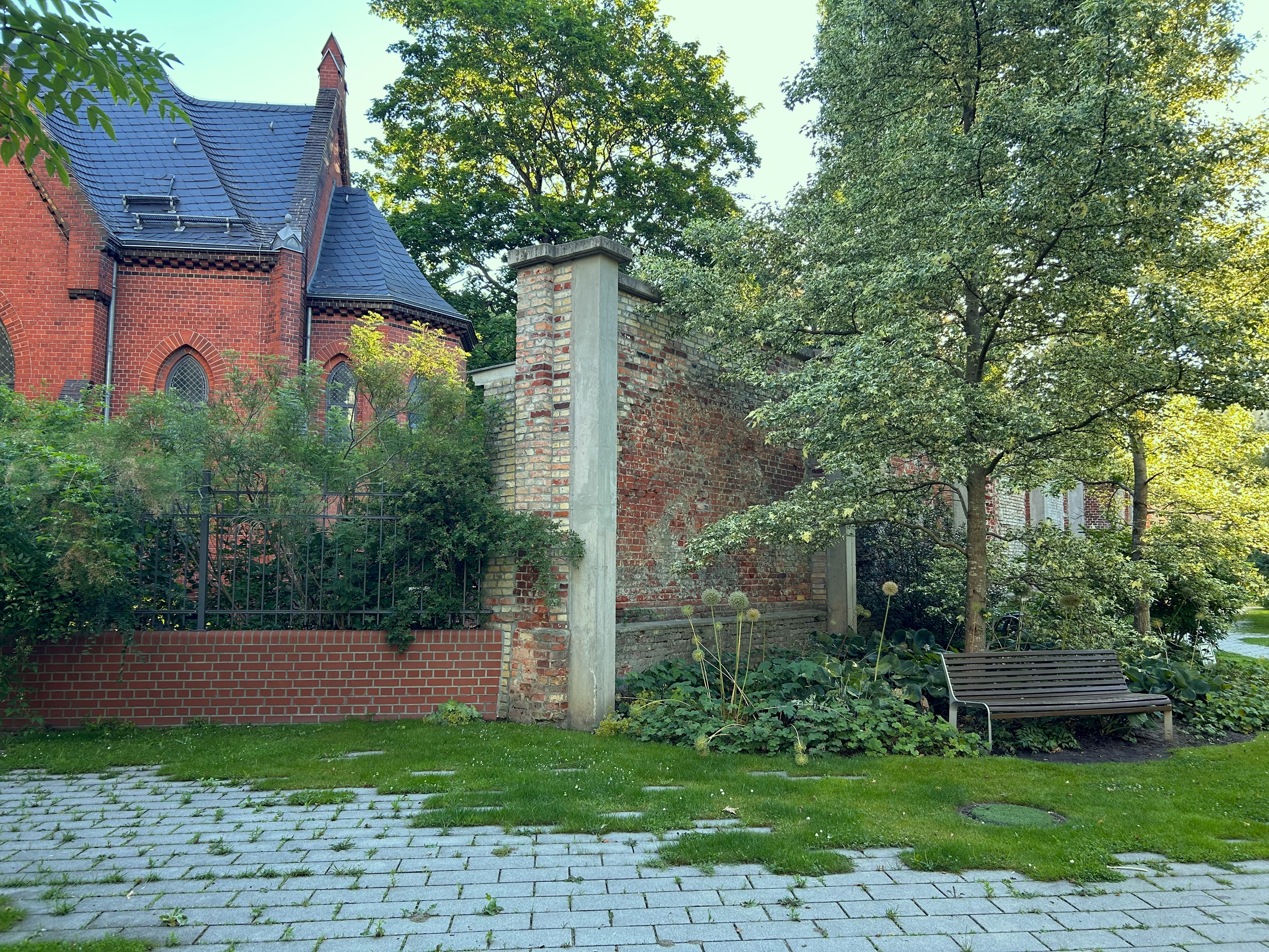 Direkter Nachbar St. Hedwig Friedhof