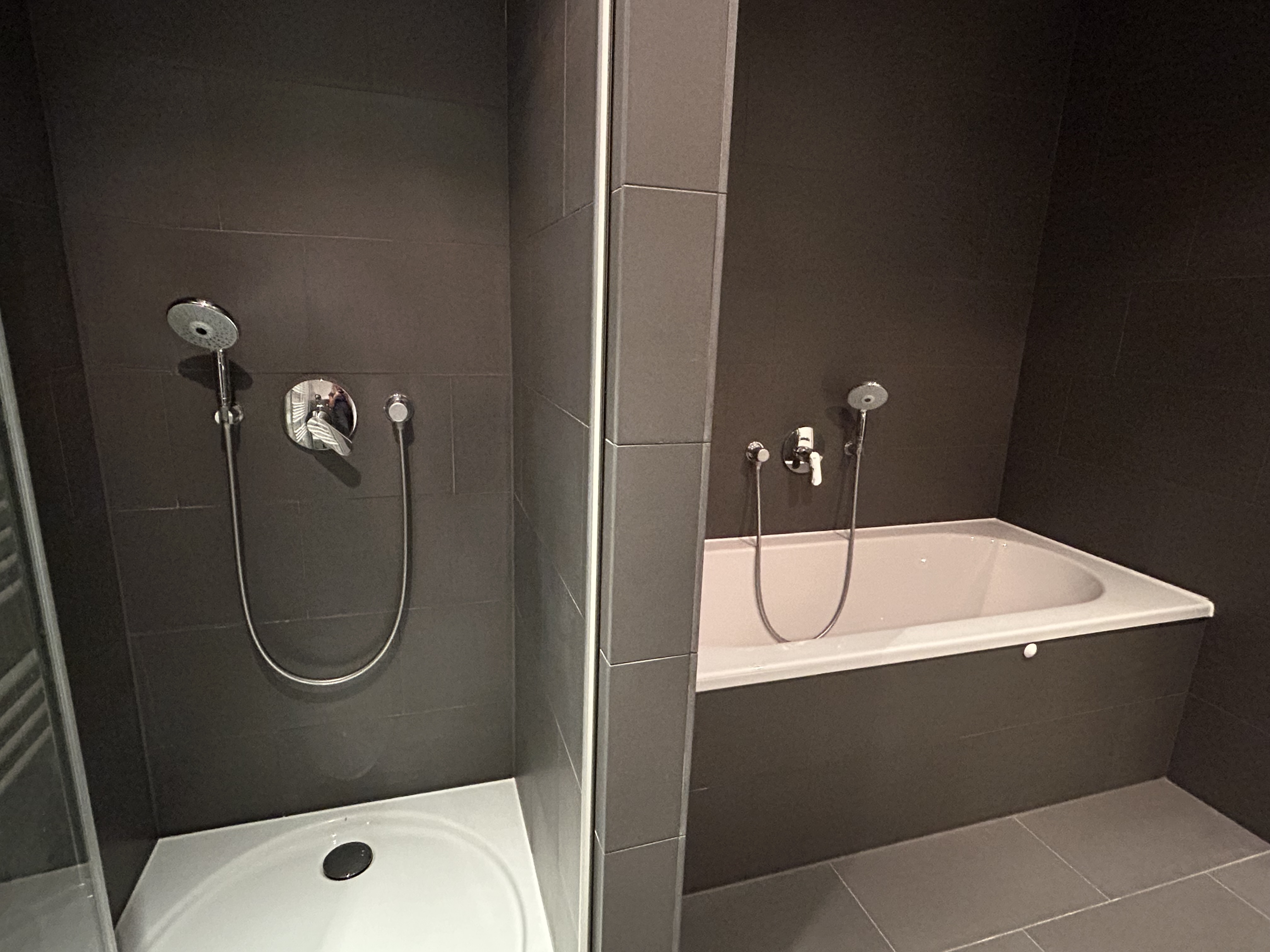 Masterbad mit Wanne und Dusche