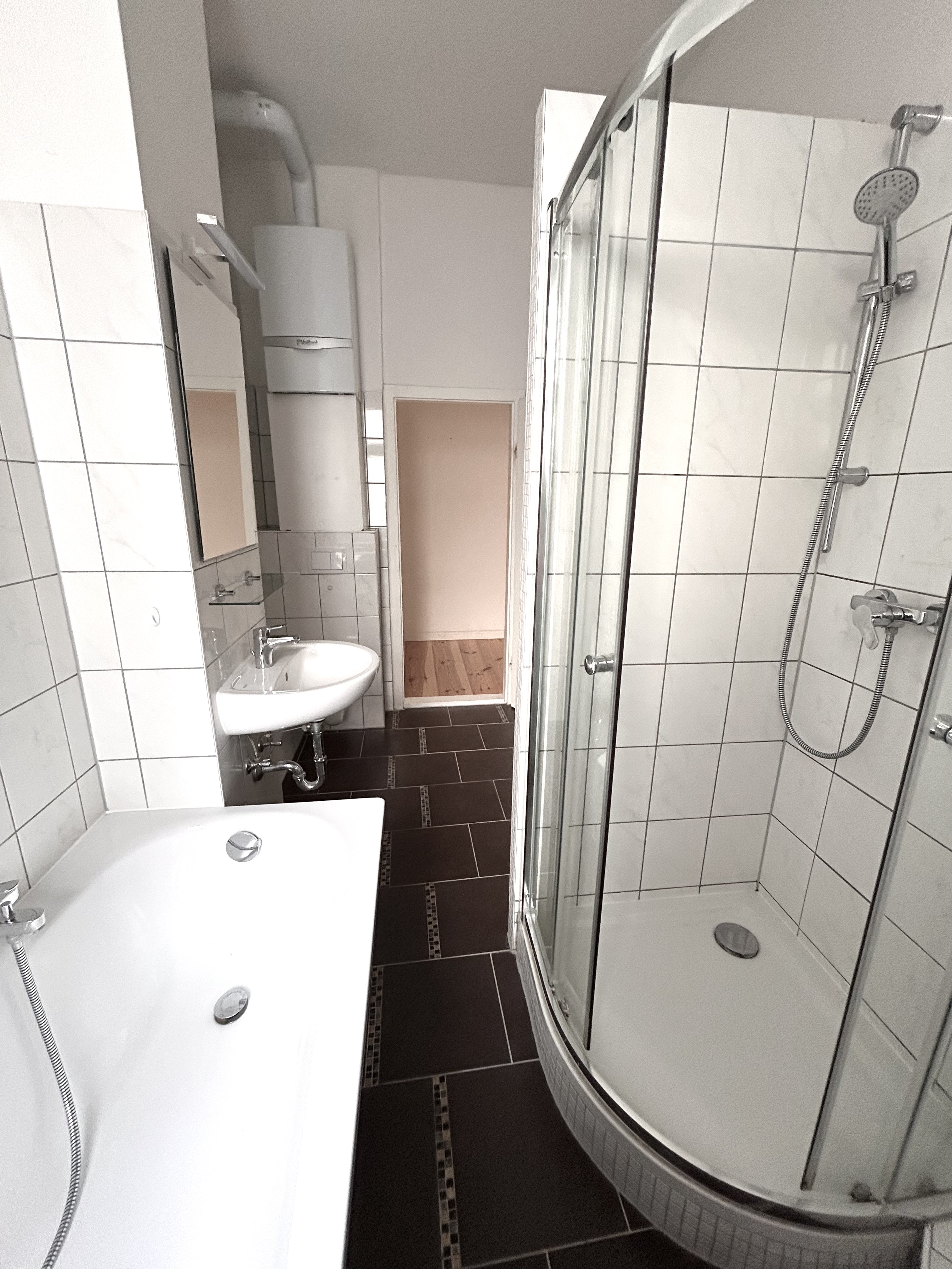 Bad mit Wanne und Dusche